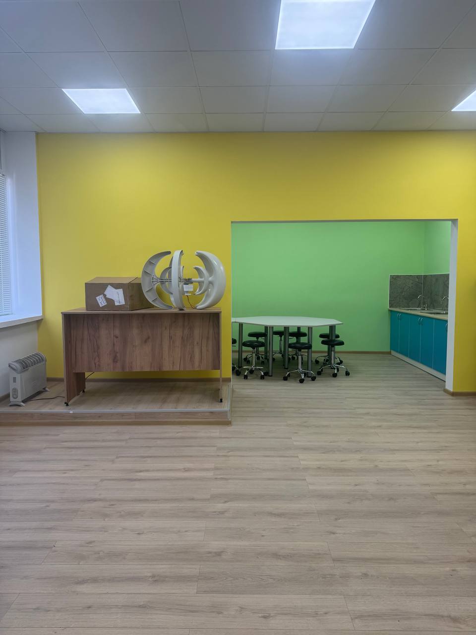 Завършен STEM кабинет с оборудване и работни места