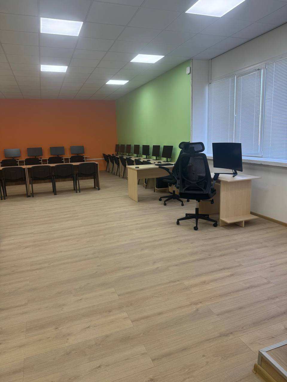 Компютърна зона в оборудван STEM кабинет